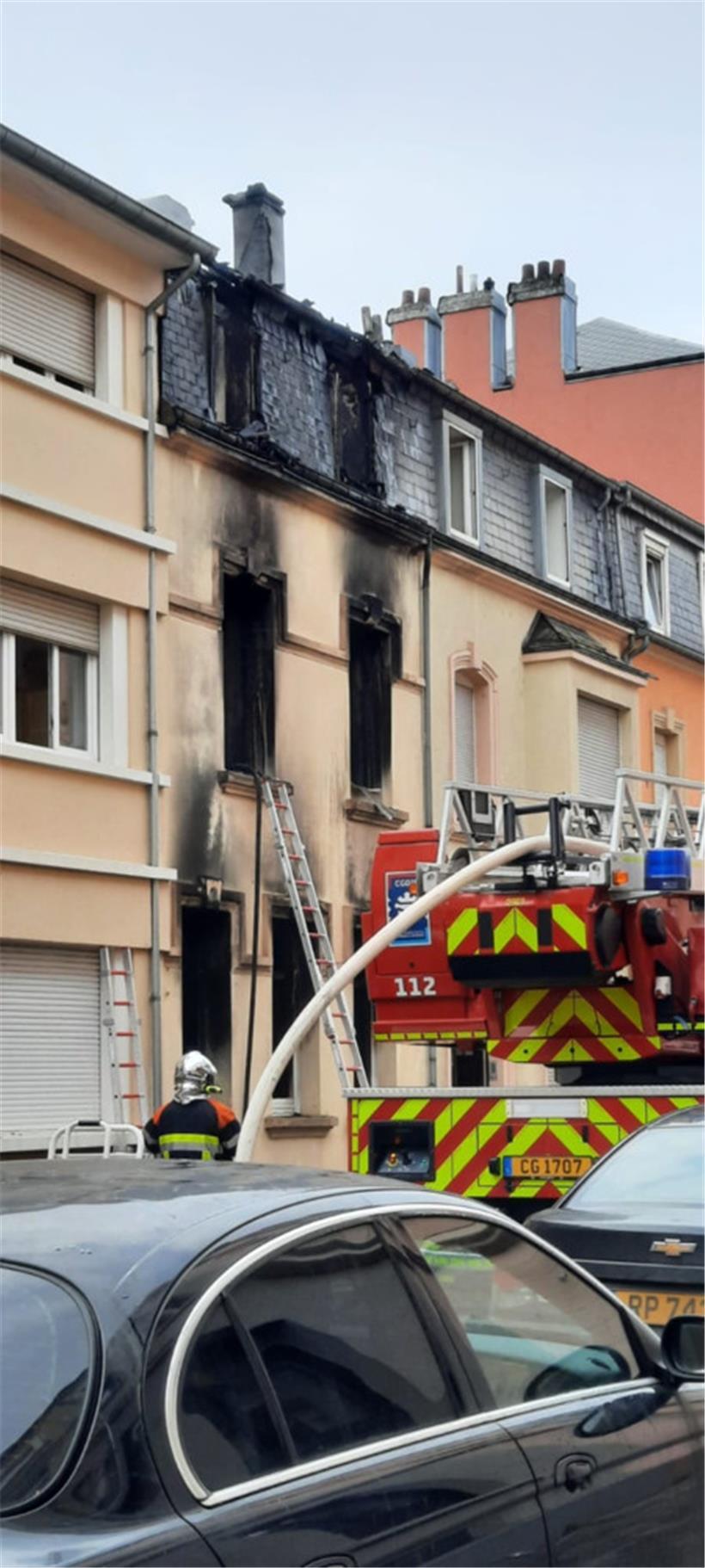 Eine Person schwer verletzt bei größerem Hausbrand in Esch 