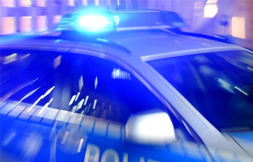 Rund 40 Menschen greifen Polizisten an – mehrere Beamte verletzt 
