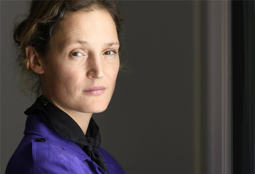 „Ich nehme mich selbst nicht ernst“: Im Gespräch mit Vicky Krieps 