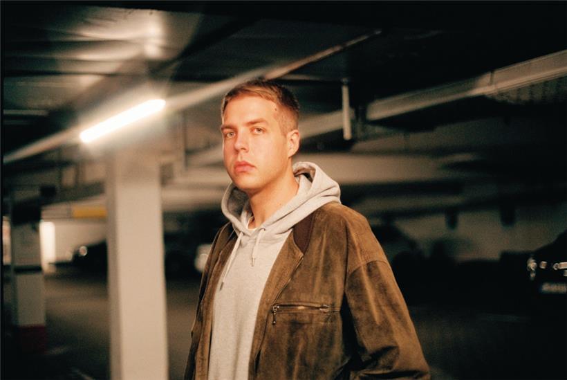 Im Fadenkreuz: Sven Pfizenmaiers „Draußen feiern die Leute“ 