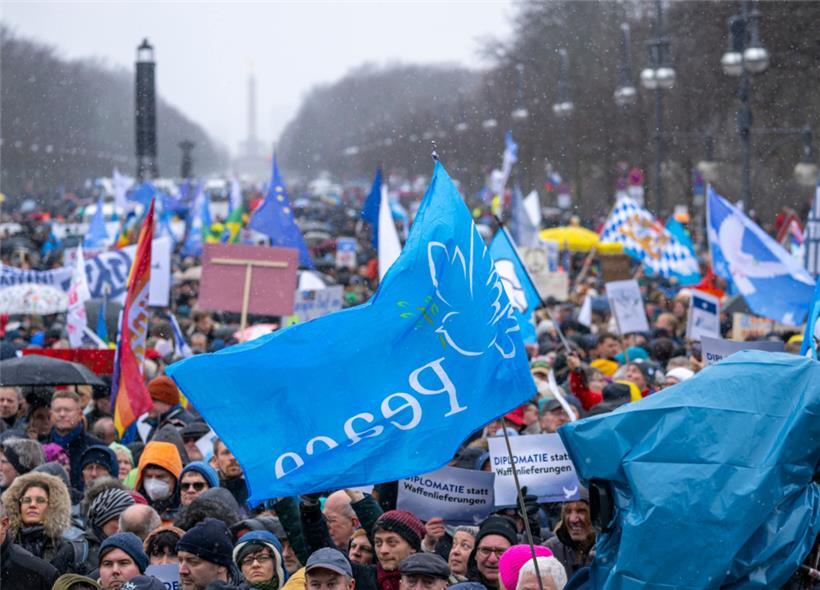 Tausende folgen Demo-Aufruf von Wagenknecht und Schwarzer in Berlin 