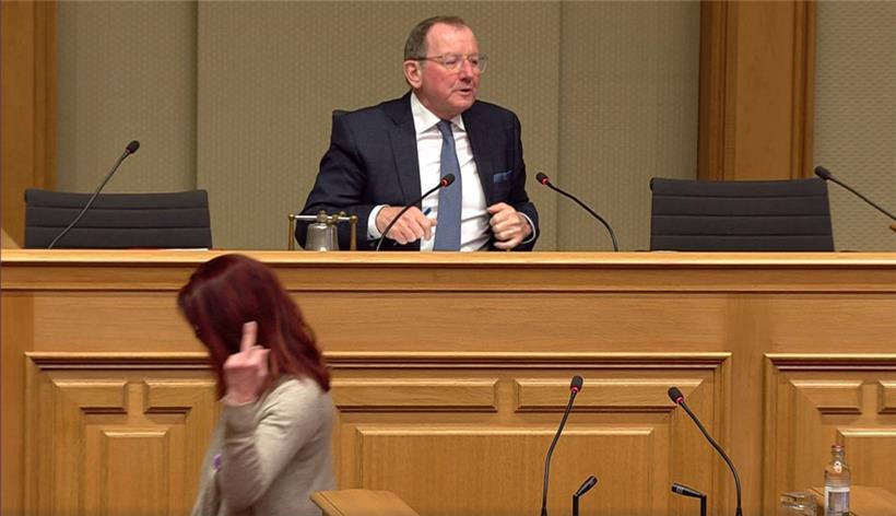 Linken-Abgeordnete Cecchetti zeigt in Chamber den Mittelfinger: Laut Etgen Konsequenzen möglich 