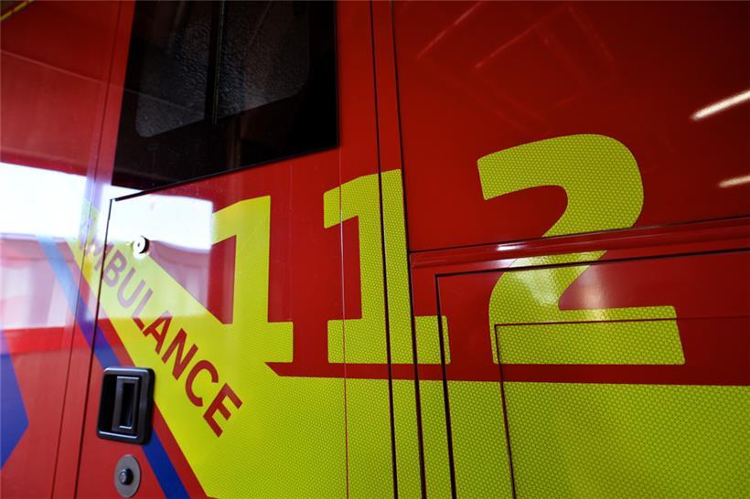 Rettungswagen kollidiert mit zwei entgegenkommenden Fahrzeugen 