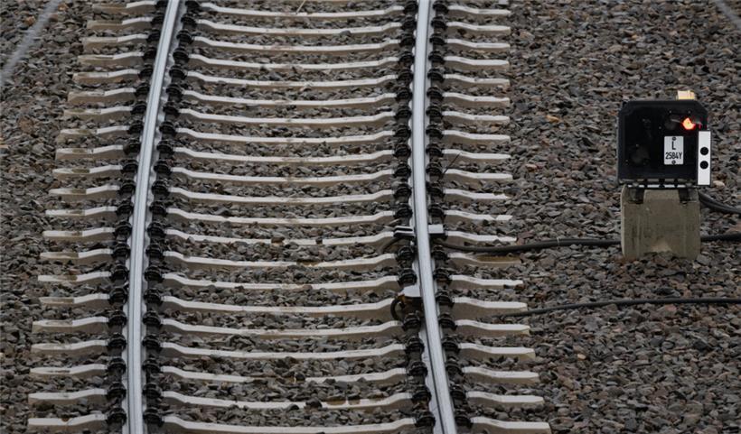 Drei Tote bei Zusammenstoß zwischen Pkw und Regionalzug nahe Hannover 