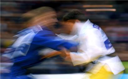 Von Floskeln und Illusionen: Über politische Kriegsgebiete im Sport