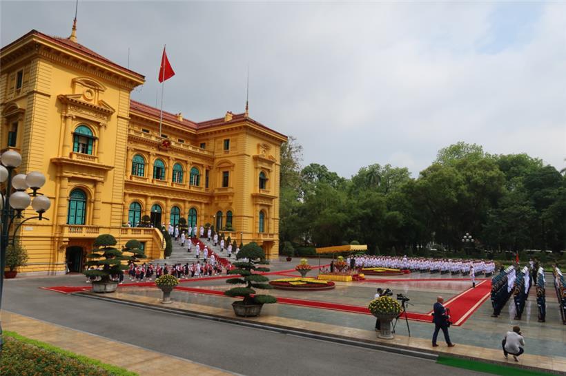 „Hämmelsmarsch“ in Hanoi und ein neuer Flughafen für Cargolux: Bettel und Delles schließen erste Deals ab 