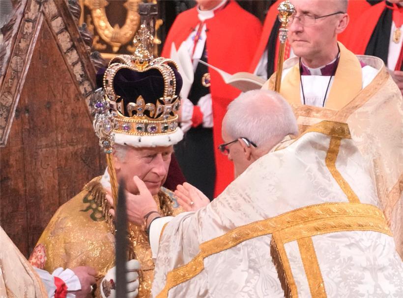 Charles zum König gekrönt – Feierstimmung und Protest in London 