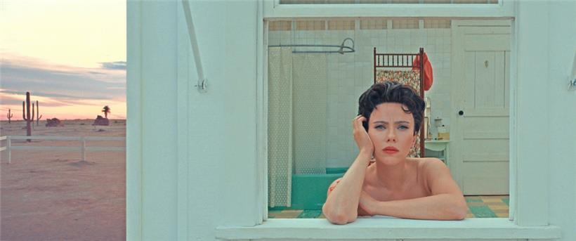 L’incessant bourdonnement de la guerre: „Asteroid City“ et „Les feuilles mortes“ 