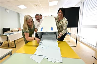 Punkt 14 Uhr: Wahlbüros schließen ihre Türen – und Wahlhelfer beginnen mit dem Auszählen