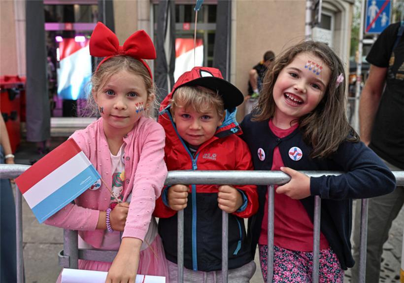 Luxemburg-Stadt in bester Laune am Vorabend des Nationalfeiertages 