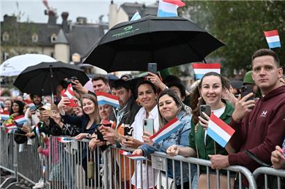 „Vive Lëtzebuerg, vive de Grand-Duc“: Zigtausende feiern in Luxemburg
