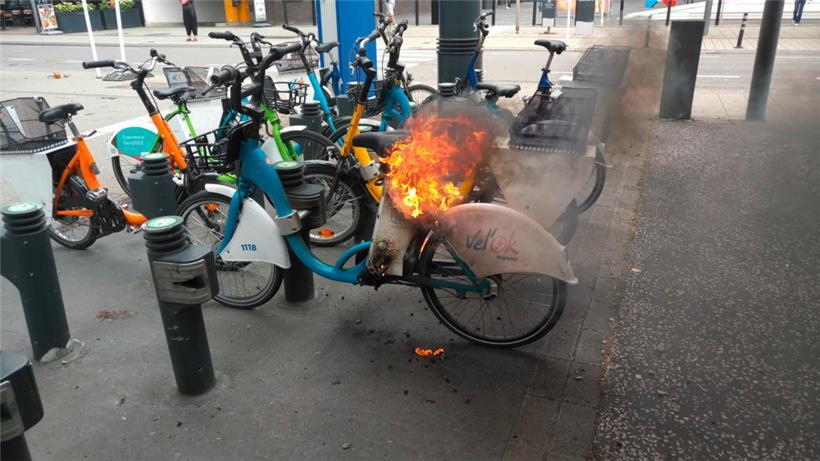Vël’OK-Fahrrad fängt Feuer: Betreiber bezieht Stellung zu dem Fall – und weiteren Bränden 