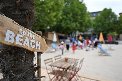 Sand, Cocktails und Sonnenliegen: Diffbeach lockt mit Strandfeeling – und Musik