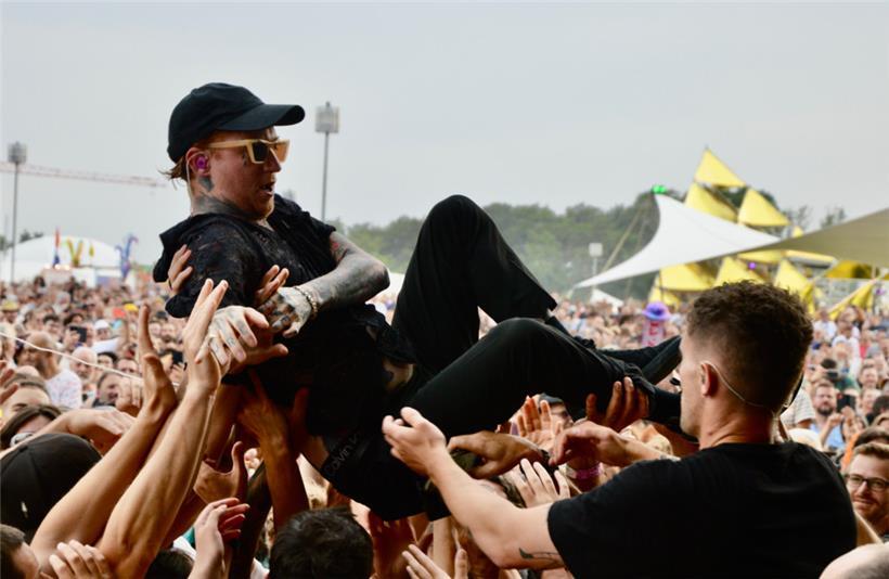 Auf Tuchfühlung mit den Fans: Frank Carter (& The Rattlesnakes) …
