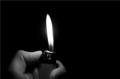 Betrunkener spielt mit dem Feuer