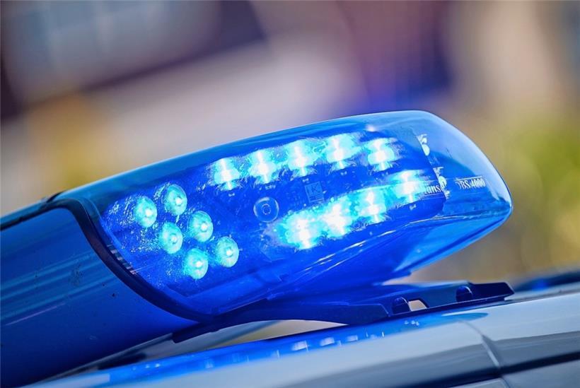 Verfolgungsjagd zwischen Polizei und nacktem Autofahrer endet in Unfall mit vier Fahrzeugen 