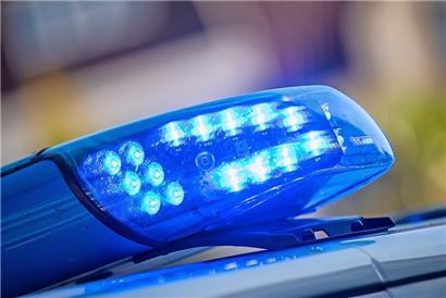 Verfolgungsjagd zwischen Polizei und nacktem Autofahrer endet in Unfall mit vier Fahrzeugen