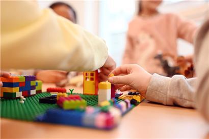 Darf ein verurteilter IS-Terrorist beruflich mit Kindern spielen?