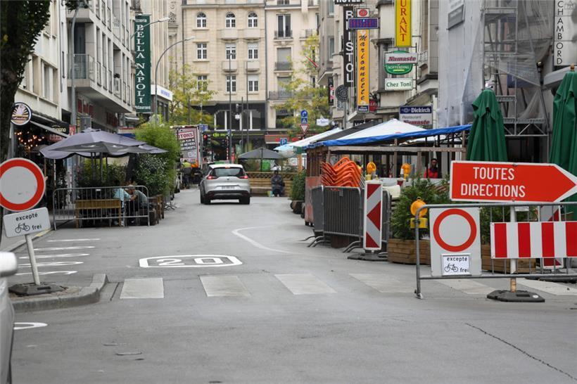 Betrunkener Randalierer greift einen Passanten an und beschädigt eine Haustür 