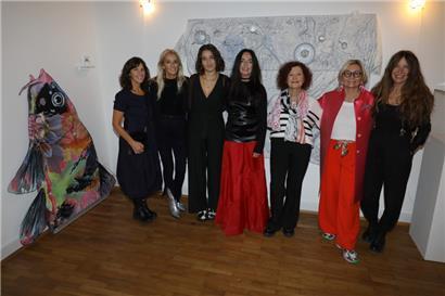 Sieben Künstlerinnen stellen in einem leer stehenden Gebäude aus