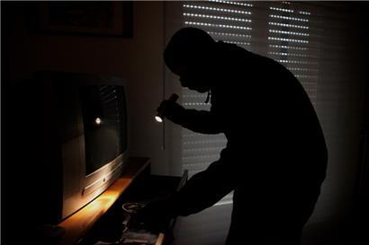 Fast wie zu Hause: Polizei stößt auf schlafenden Einbrecher