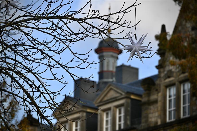 Mann pöbelt und belästigt Menschen auf dem Wintermarkt 