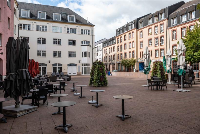 Polizei durchsucht Verdächtige – Festnahme und Sicherstellung von Diebesgut und Drogen 