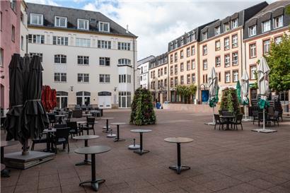 Polizei durchsucht Verdächtige – Festnahme und Sicherstellung von Diebesgut und Drogen