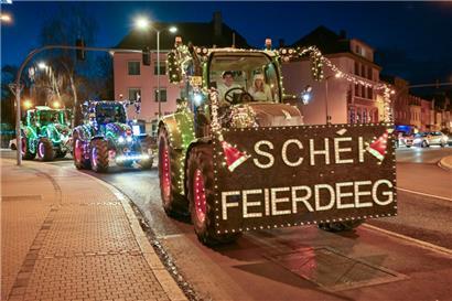 Jungbauern rollen die Weihnachtsstimmung durch Luxemburg