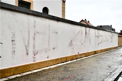 Beschmierte Hauswand, zerstochene Reifen: Vandalismus an Léon Glodens Eigenheim