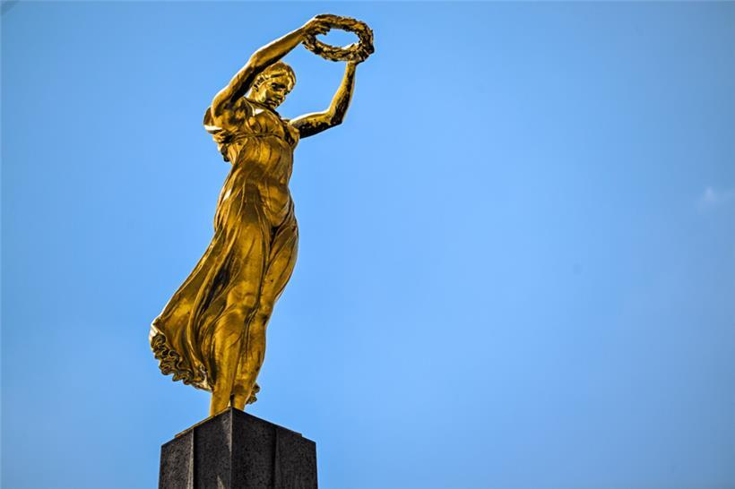 Teil 5: Mai – Ein Flughafen in Esch, 100 Jahre „Gëlle Fra“, eine royale Krönung und viel Sport 