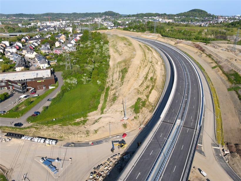 Teil 5: Mai – Ein Flughafen in Esch, 100 Jahre „Gëlle Fra“, eine royale Krönung und viel Sport 