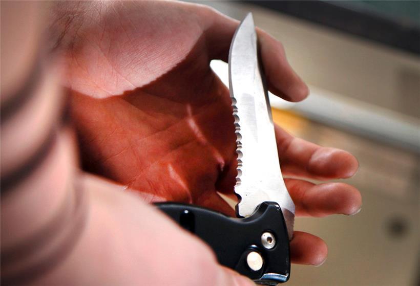 Jugendliche überfallen jungen Mann und lassen ihn schwer verletzt zurück 