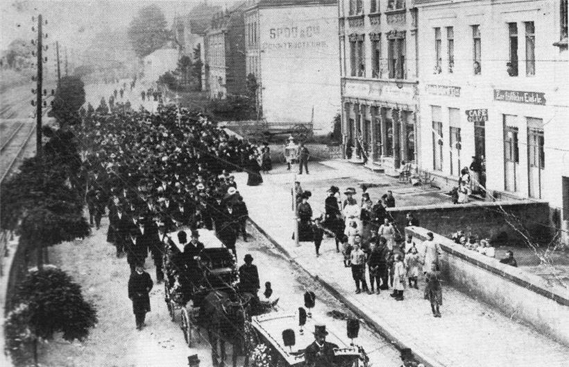 Funérailles en grande pompe des époux Kayser-Paulus le 17 septembre. Cliché pris au passage du cortège rue d’Audun à hauteur de l’entreprise Spoo & Cie et de l’auberge „Zur Fröhlichen Einkehr“, tenue par les époux Mosé Olivo et Lina Lapp.
