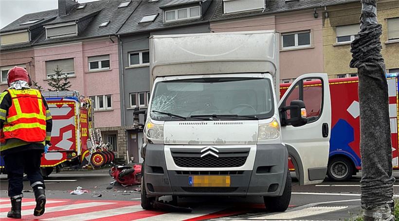 Schwerer Verkehrsunfall: Rollerfahrerin wird lebensbedrohlich verletzt 