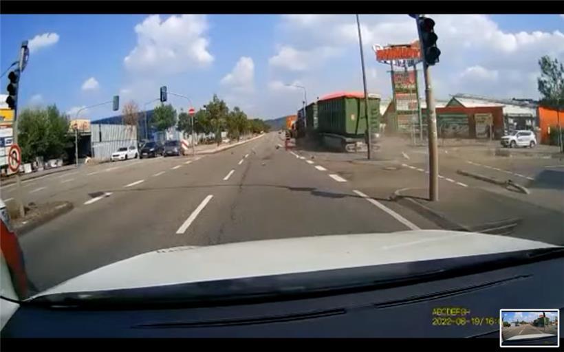 Horror-Moment: Dashcam filmt Beinahe-Crash zwischen Lkw und Fußgänger 