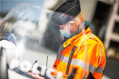 Radfahrer steigt nach waghalsigem Fahrmanöver in Haus in Sanem ein