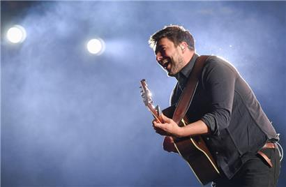 Sänger und Gitarrist Marcus Mumford (Mumford & Sons) auf dem Musikfestival Lollapalooza
