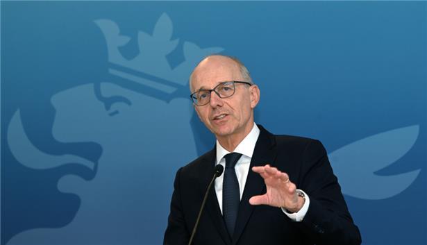 Small talk, big shit – Wie die neue US-Botschafterin schweres MAGA-Geschütz auffährt 