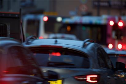 Gewalt auf der Autobahn: Drängler schlägt Fenster ein und knüpft sich Autoinsassen vor