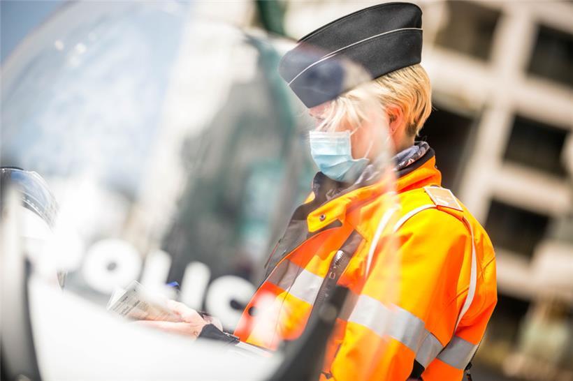Fußgänger spuckt Autofahrer an und sprüht Pfefferspray durch Fahrzeugfenster 