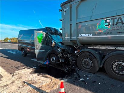 Tragischer Unfall in der Nacht: Transporter fährt auf Stauende auf – Fahrer stirbt