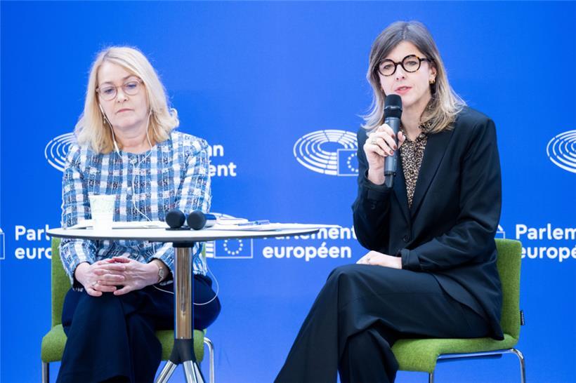 Die S&D-Abgeordnete Christel Schaldemose (l.) und die französische Anwältin Laure Bouton-Marmion plädieren für einen besseren Schutz von Kindern und Jugendlichen im Internet
