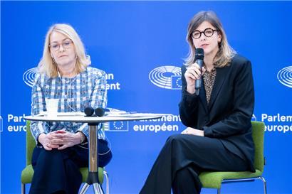Die S&D-Abgeordnete Christel Schaldemose (l.) und die französische Anwältin Laure Bouton-Marmion plädieren für einen besseren Schutz von Kindern und Jugendlichen im Internet

