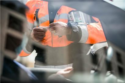 Drogen, Zechprellerei, illegales Fahren und zerkratze Autos – Polizei greift ein