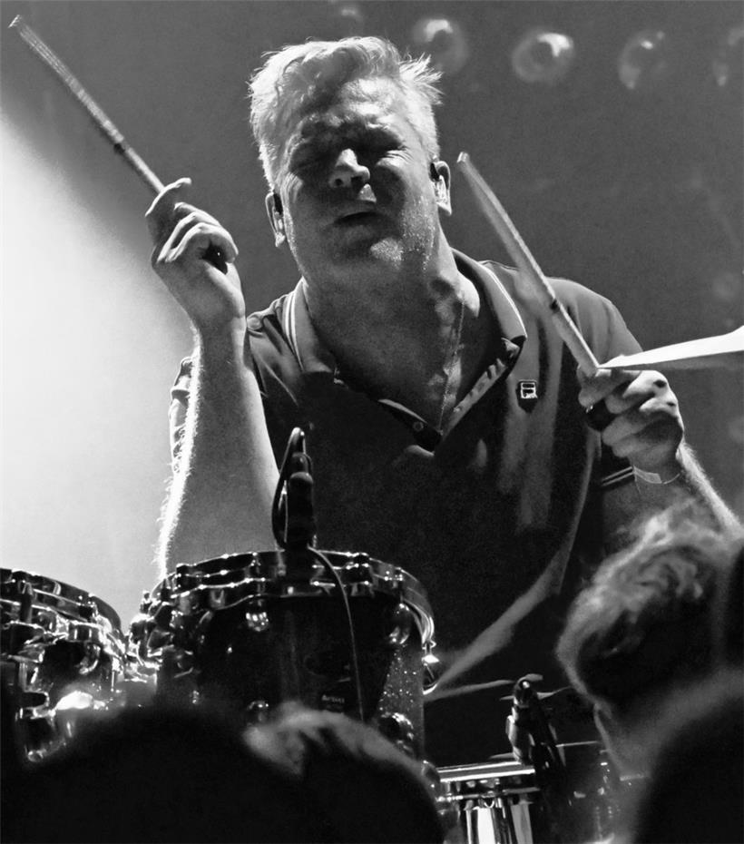 Le duo Battles invite à danser sur l’architecture lors des Congés annulés 