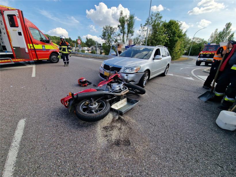 Motorradfahrer wird schwer verletzt ins Krankenhaus eingeliefert 