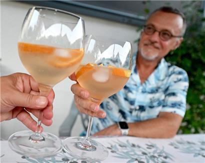 Feierabendstimmung im eigenen Garten: Mit Freund Norry über Kolumbus diskutieren und einen gepflegten Gin&Tonic genießen
