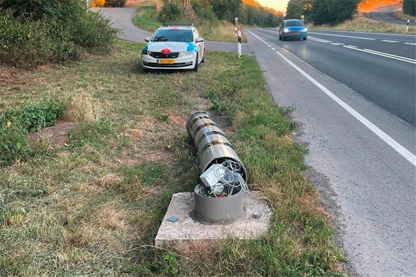 Radarsäule zerstört: Polizei sucht nach Zeugen 
