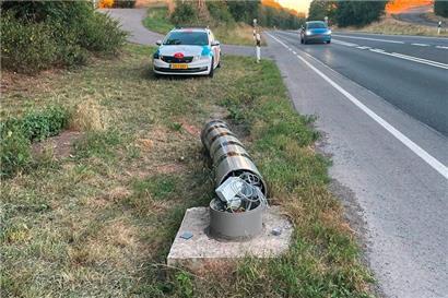 Radarsäule zerstört: Polizei sucht nach Zeugen